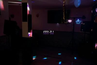 Miniature DJ Chilly-Mazarin (Essonne) - Lincoln Hawk #3 Salle sombre avec jeux de lumières colorées, décorée de ballons et guirlandes, équipée de matériel de sonorisation.