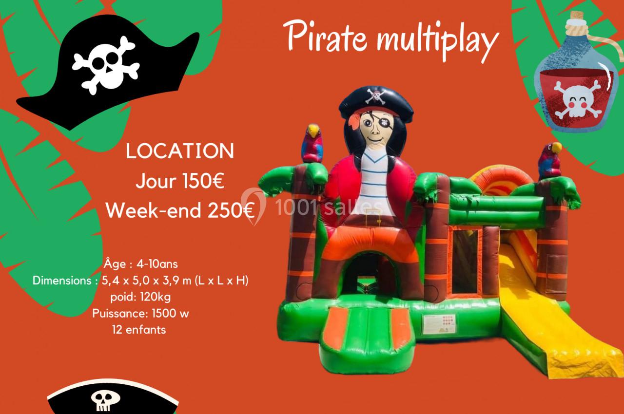 Structure gonflable colorée en forme de bateau pirate avec toboggan, décorée de motifs de pirates et de palmiers.