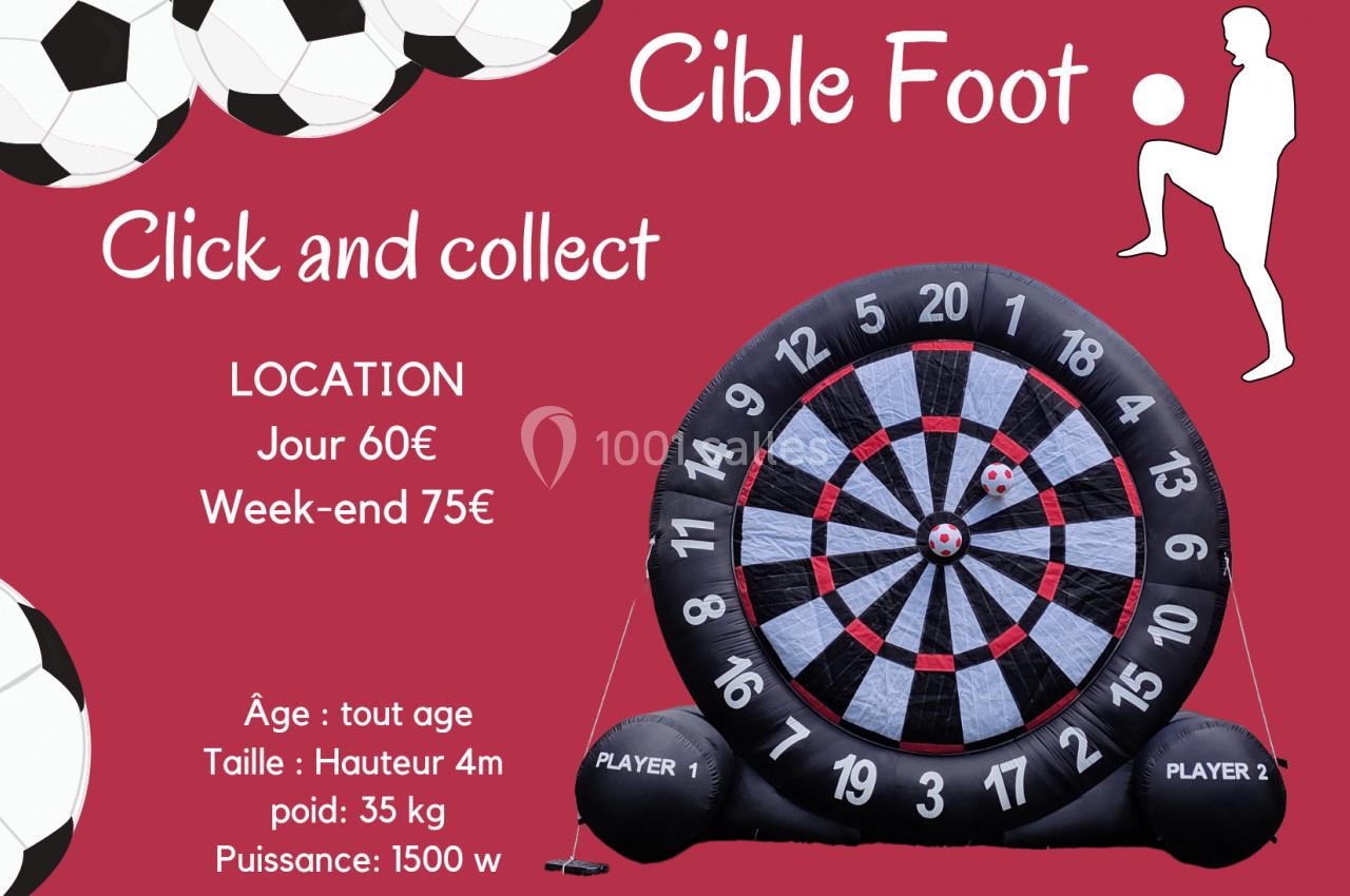 Cible de foot gonflable avec fléchettes, entourée de ballons, et texte indiquant tarifs et caractéristiques de location.