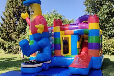 Miniature Le Rallye Loc #6 Structure gonflable jungle avec animaux et toboggan, entourée de feuilles, avec détails de location et caractéristiques.