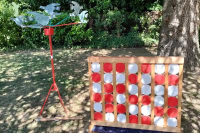 Miniature Le Rallye Loc #7 Structure gonflable jungle avec animaux et toboggan, entourée de feuilles, avec détails de location et caractéristiques.