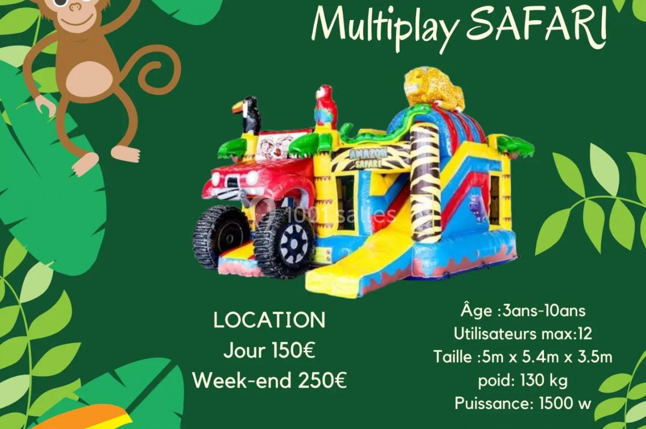 Structure gonflable colorée sur le thème safari avec toboggan et obstacles, entourée d'éléments graphiques de jungle.
