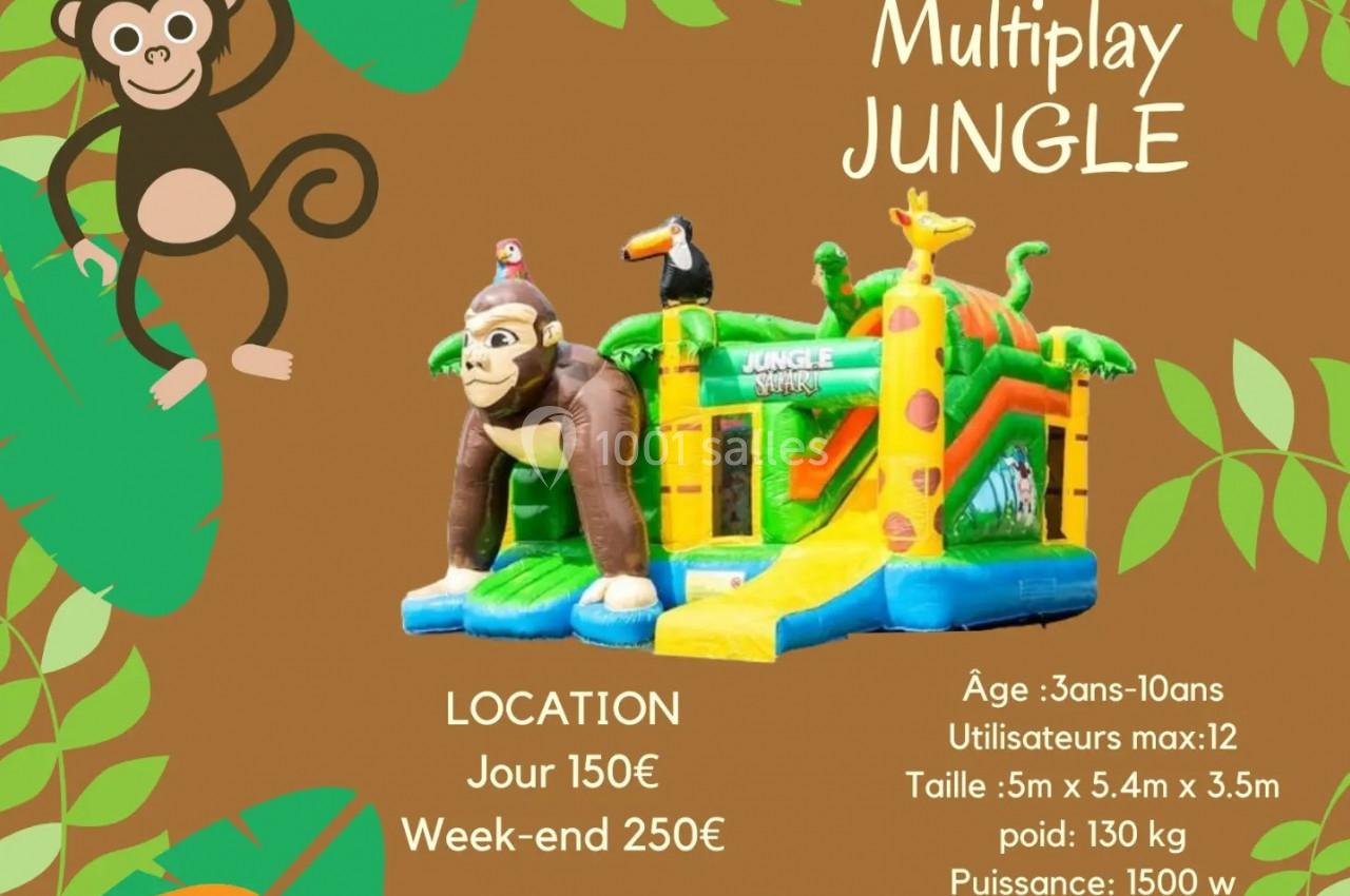 Structure gonflable jungle avec singe, toboggan et décor tropical, destinée aux enfants de 3 à 10 ans.