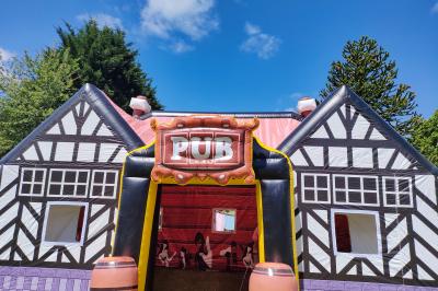 Miniature Le Rallye Loc #23 Structure gonflable jungle avec animaux et toboggan, entourée de feuilles, avec détails de location et caractéristiques.