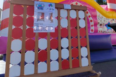 Miniature Le Rallye Loc #24 Structure gonflable jungle avec animaux et toboggan, entourée de feuilles, avec détails de location et caractéristiques.