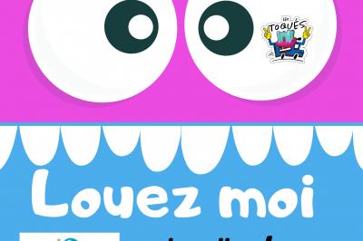 Un jeu de puissance 4 géant en bois placé sur une pelouse, à côté d'une girouette rouge sous des arbres.