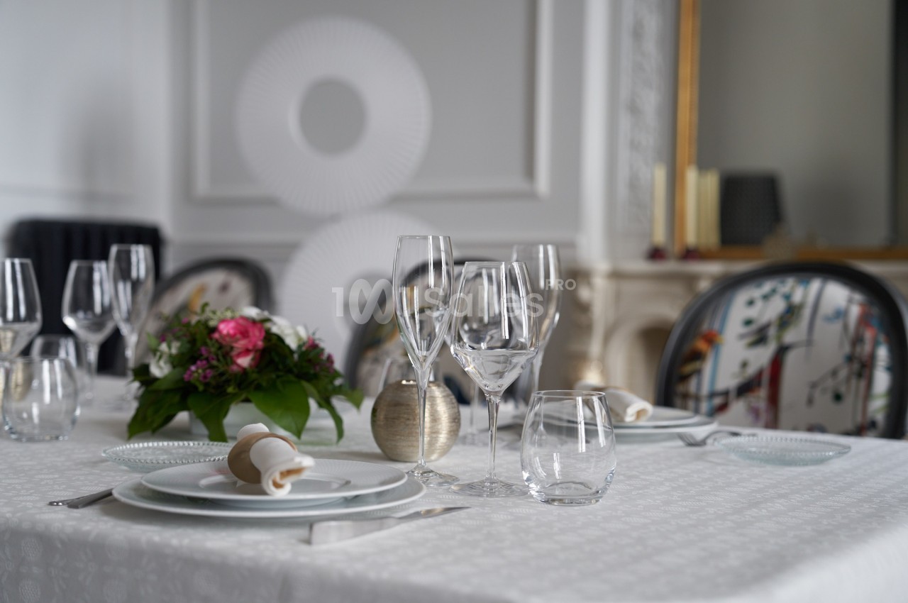 TABLE PRIVEE