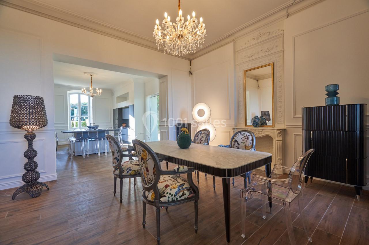 TABLE PRIVEE