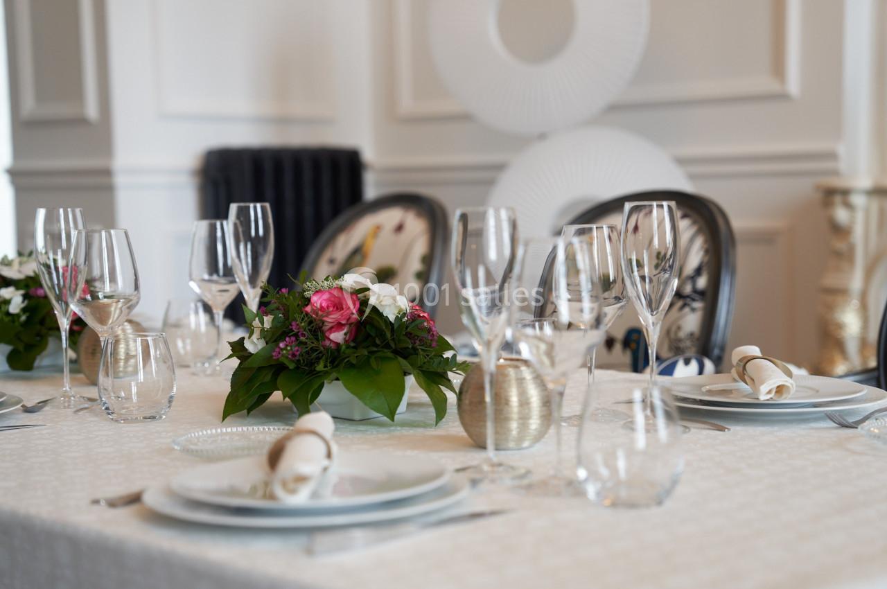 TABLE PRIVEE