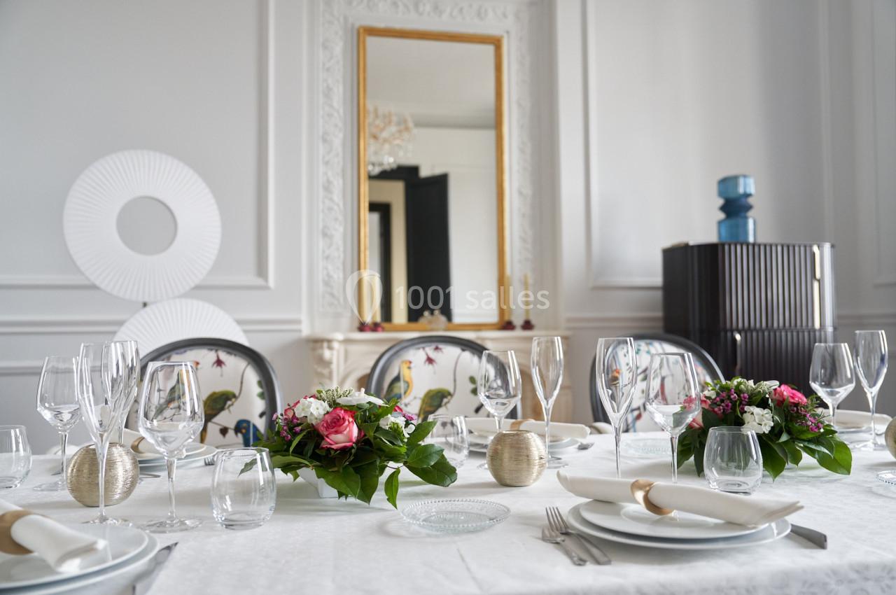 TABLE PRIVEE