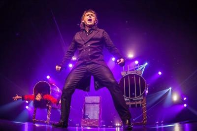 Miniature Alphonse le magicien #2 Un magicien réalise un tour avec une femme dans une boîte et un enfant observant la scène sur scène.