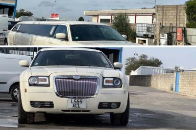 Limousine blanche sur une plateforme éclairée par des néons roses, avec texte ’Offre exclusive’ et prix affiché.