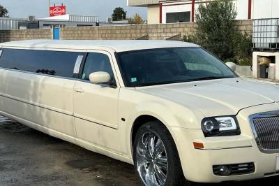 Limousine blanche sur une plateforme éclairée par des néons roses, avec texte ’Offre exclusive’ et prix affiché.