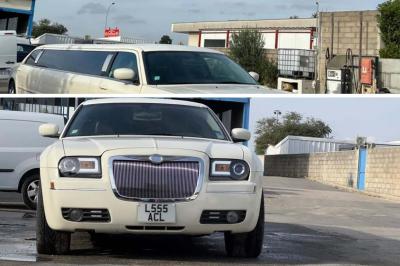 Limousine blanche sur une plateforme éclairée par des néons roses avec le texte ’Offre exclusive’ et un prix affiché.