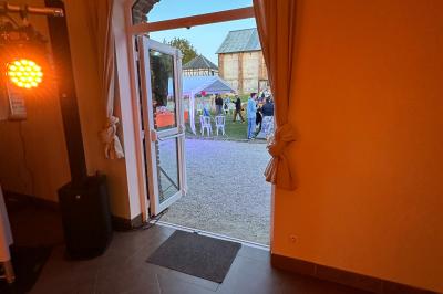 Miniature DJ Arras (Pas-de-Calais) - DJ Néon #7 Console de contrôle d'éclairage avec écran tactile affichant des réglages colorimétriques, installée dans un espace…