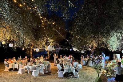 Des portions de nourriture servies dans des pots en carton avec des fleurs blanches en décoration.