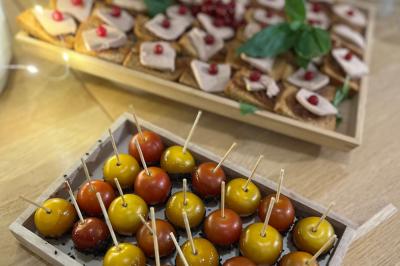 Des portions de nourriture servies dans des pots en carton avec des fleurs blanches en décoration.