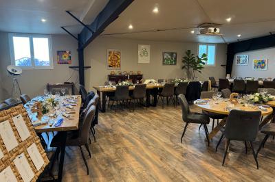 Coucher de soleil rougeoyant derrière une rangée d'arbres, vu depuis une terrasse avec mobilier et voitures garées.