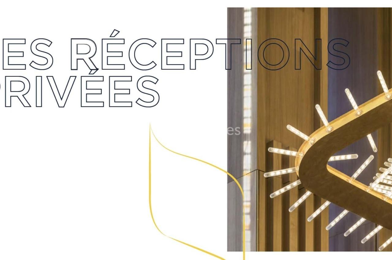 Lustre doré moderne avec des ampoules LED, suspendu dans un intérieur aux tons boisés.