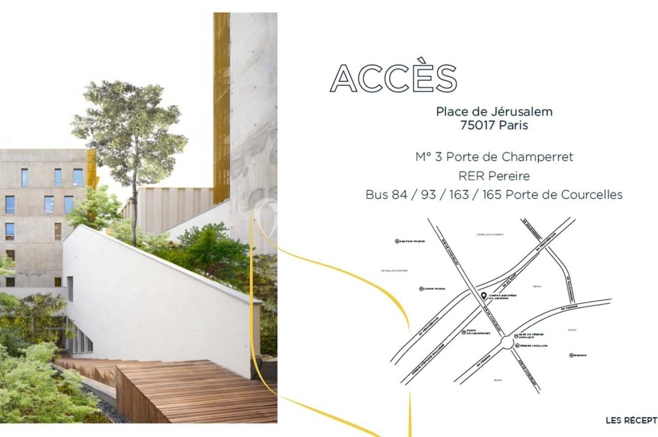 Escalier extérieur entouré de végétation menant à un bâtiment moderne, avec un plan d'accès et des informations de transport.