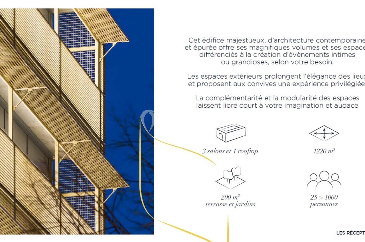 Façade d'un bâtiment moderne avec des balcons et des panneaux perforés, éclairée par une lumière chaleureuse.