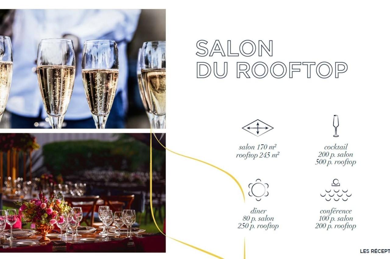 Quatre flûtes de champagne sur une table, décor de réception avec tables dressées et informations sur les capacités d…