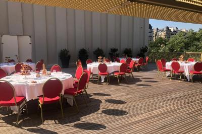 Des assiettes garnies de poisson et légumes sont préparées en cuisine avant d’être servies.