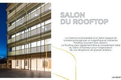 Des assiettes garnies de poisson et légumes sont préparées en cuisine avant d’être servies.