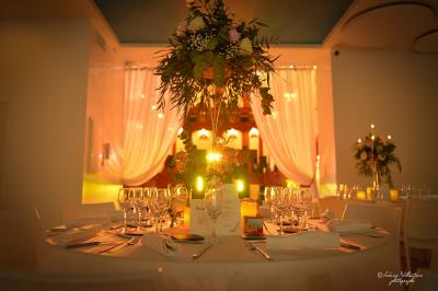 Miniature DJ Béziers (Hérault) - Jean-Charles Sound Designer #4 Façade d'un bâtiment illuminée par des projections lumineuses colorées dans un environnement nocturne.