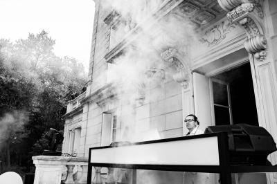 Miniature DJ Béziers (Hérault) - Jean-Charles Sound Designer #5 Façade d'un bâtiment illuminée par des projections lumineuses colorées dans un environnement nocturne.