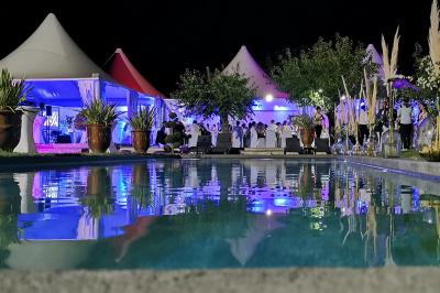 Miniature DJ Béziers (Hérault) - Jean-Charles Sound Designer #7 Façade d'un bâtiment illuminée par des projections lumineuses colorées dans un environnement nocturne.