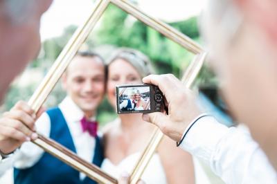 Miniature DJ Béziers (Hérault) - Jean-Charles Sound Designer #8 Façade d'un bâtiment illuminée par des projections lumineuses colorées dans un environnement nocturne.
