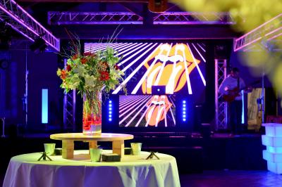 Miniature DJ Béziers (Hérault) - Jean-Charles Sound Designer #12 Façade d'un bâtiment illuminée par des projections lumineuses colorées dans un environnement nocturne.