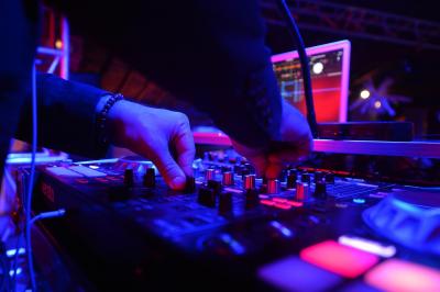 Miniature DJ Béziers (Hérault) - Jean-Charles Sound Designer #13 Façade d'un bâtiment illuminée par des projections lumineuses colorées dans un environnement nocturne.