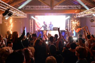 Miniature DJ Béziers (Hérault) - Jean-Charles Sound Designer #14 Façade d'un bâtiment illuminée par des projections lumineuses colorées dans un environnement nocturne.