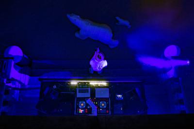 Miniature DJ Béziers (Hérault) - Jean-Charles Sound Designer #16 Façade d'un bâtiment illuminée par des projections lumineuses colorées dans un environnement nocturne.