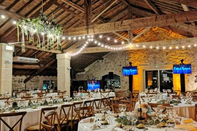 Miniature DJ Béziers (Hérault) - Jean-Charles Sound Designer #17 Façade d'un bâtiment illuminée par des projections lumineuses colorées dans un environnement nocturne.