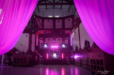 Miniature DJ Béziers (Hérault) - Jean-Charles Sound Designer #19 Façade d'un bâtiment illuminée par des projections lumineuses colorées dans un environnement nocturne.