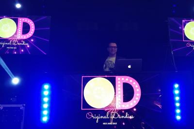 Miniature DJ Béziers (Hérault) - Jean-Charles Sound Designer #20 Façade d'un bâtiment illuminée par des projections lumineuses colorées dans un environnement nocturne.