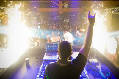 Miniature DJ Béziers (Hérault) - Jean-Charles Sound Designer #9 Façade d'un bâtiment illuminée par des projections lumineuses colorées dans un environnement nocturne.