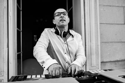 Miniature DJ Béziers (Hérault) - Jean-Charles Sound Designer #23 Façade d'un bâtiment illuminée par des projections lumineuses colorées dans un environnement nocturne.