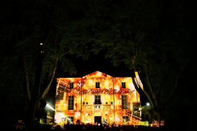 Miniature DJ Béziers (Hérault) - Jean-Charles Sound Designer #24 Façade d'un bâtiment illuminée par des projections lumineuses colorées dans un environnement nocturne.