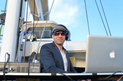 Miniature DJ Béziers (Hérault) - Jean-Charles Sound Designer #2 Façade d'un bâtiment illuminée par des projections lumineuses colorées dans un environnement nocturne.