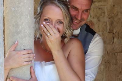 Miniature Lucy DT Photos #7 Femme en peignoir blanc se maquillant devant un miroir, ses cheveux ornés de petites fleurs blanches.