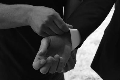 Miniature Lucy DT Photos #9 Femme en peignoir blanc se maquillant devant un miroir, ses cheveux ornés de petites fleurs blanches.