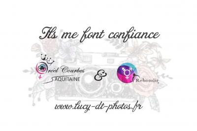 Miniature Lucy DT Photos #10 Femme en peignoir blanc se maquillant devant un miroir, ses cheveux ornés de petites fleurs blanches.