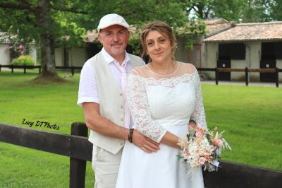 Miniature Lucy DT Photos #11 Femme en peignoir blanc se maquillant devant un miroir, ses cheveux ornés de petites fleurs blanches.