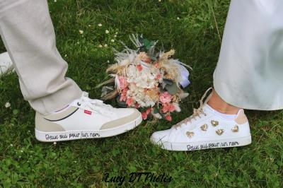 Miniature Lucy DT Photos #13 Femme en peignoir blanc se maquillant devant un miroir, ses cheveux ornés de petites fleurs blanches.