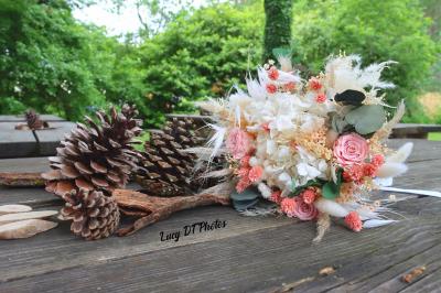 Miniature Lucy DT Photos #14 Femme en peignoir blanc se maquillant devant un miroir, ses cheveux ornés de petites fleurs blanches.