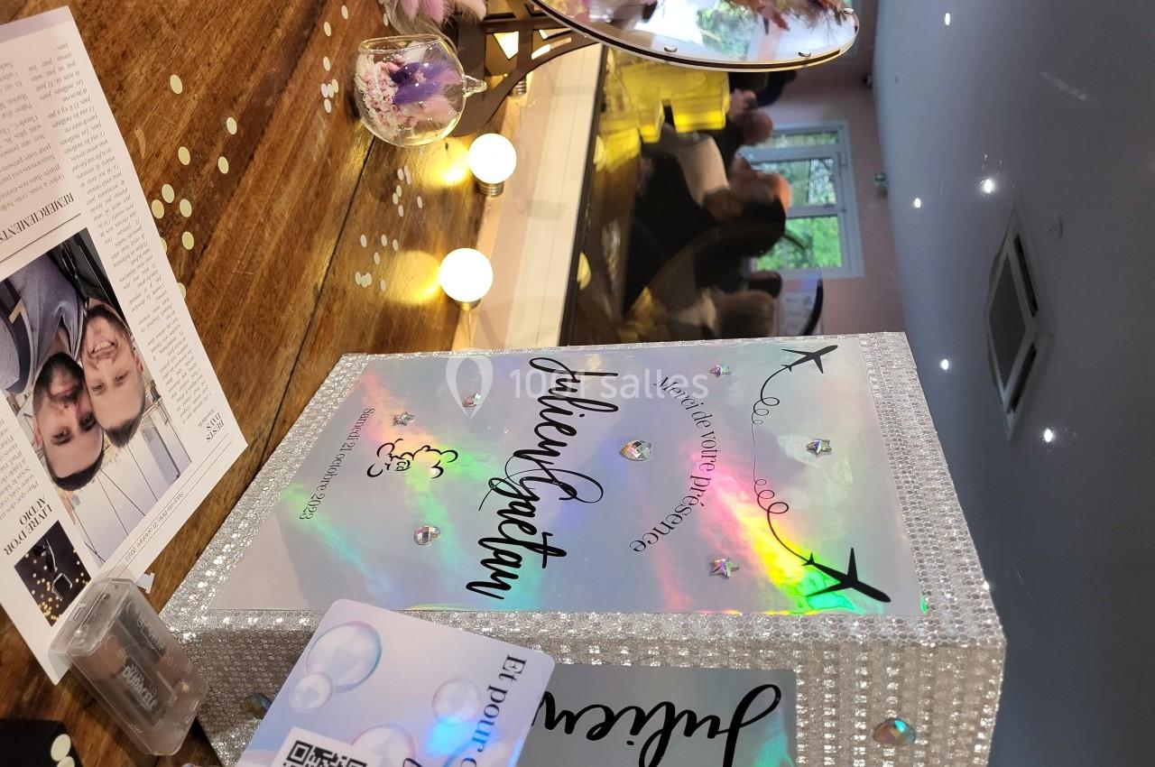 Livre d'or décoratif scintillant sur une table, entouré de confettis et d'éléments de décoration festive.